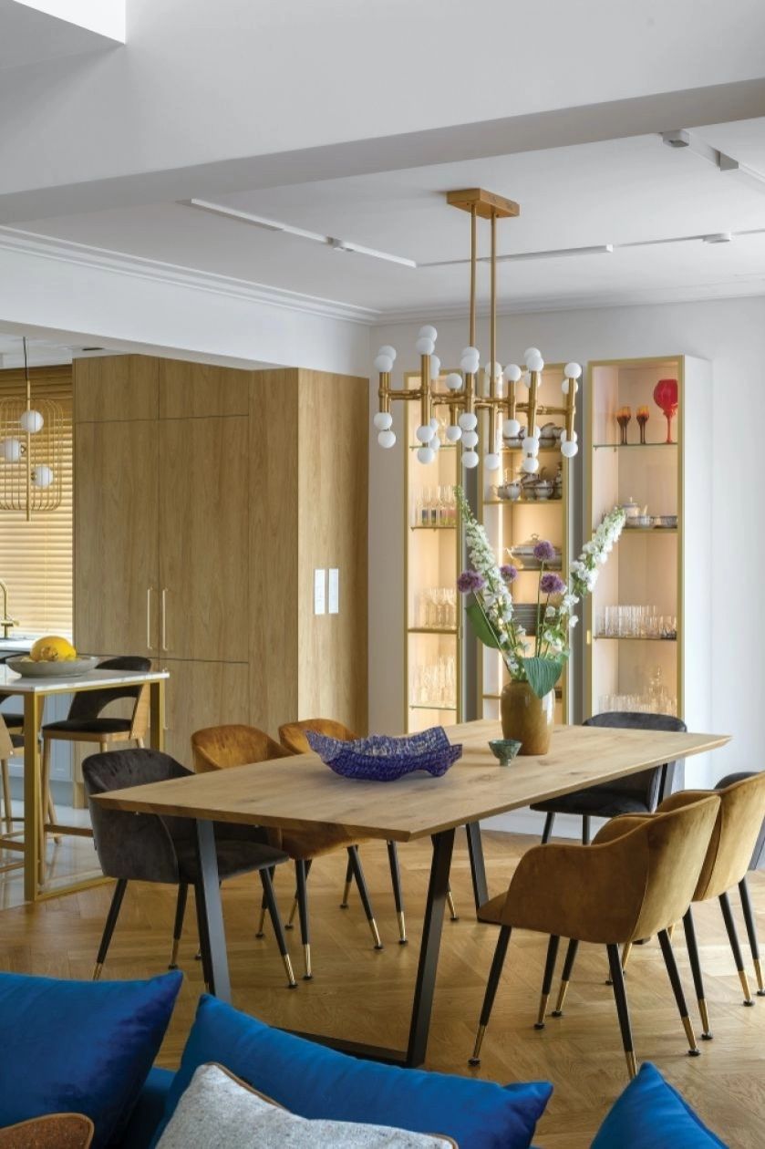 witryna na ścianie w jadalni