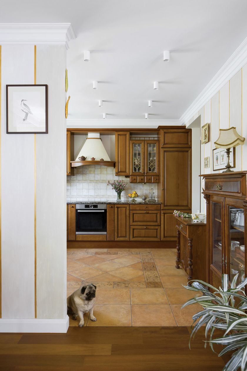 Ścianę w kuchni zdobią kafle oraz dekory z gliny szkliwionej i wypalane w piecu polskiej marki Artkafle.