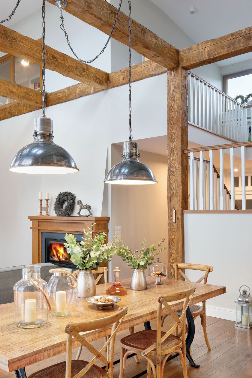 Ściany w zależności od światła raz stają się bardziej beżowe, raz bardziej szare.