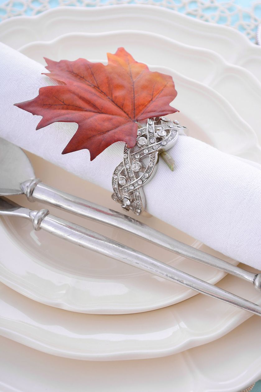 Błyszczący serwetnik z kamieniami i jesiennym liściem