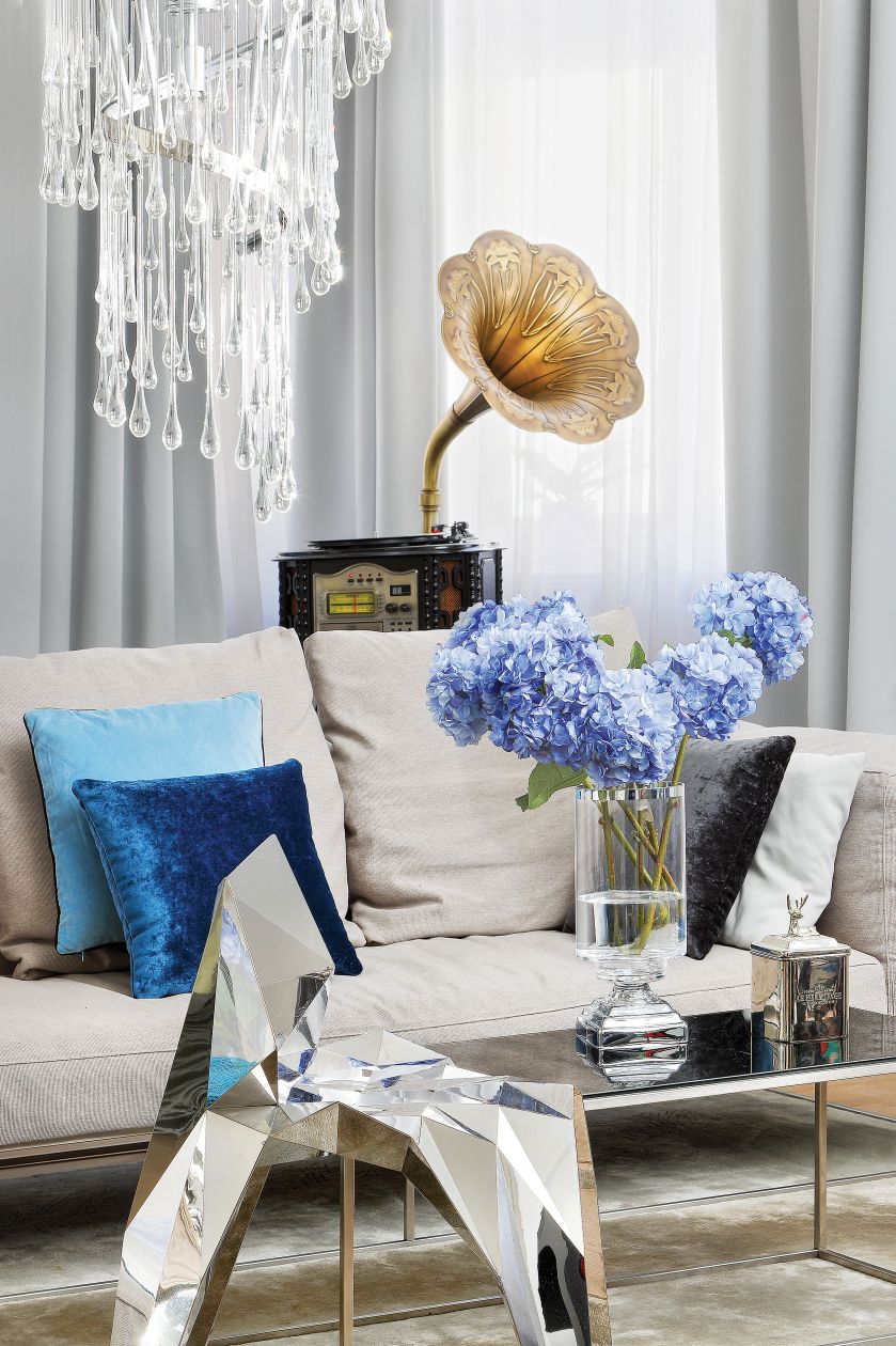 Sofa Living Divani. Pałacowe wnętrze w poznańskiej kamienicy