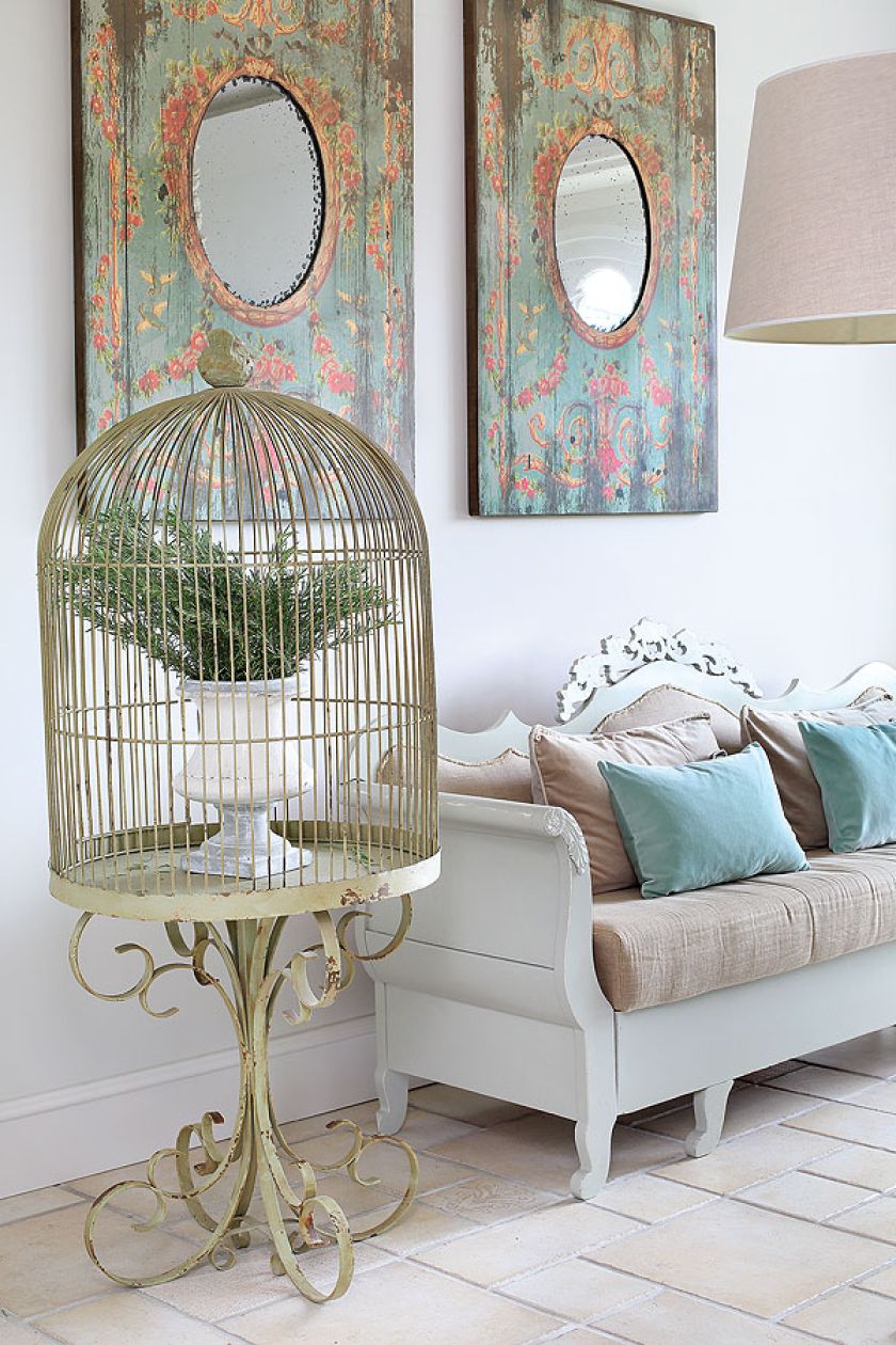 Sofę w jadalni tapicer Bartek Bielawiak obił malarskim płótnem.