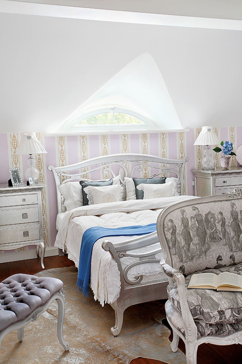 Sofka z tkaniną w damy, od której wszytko się zaczeło. Srebrne komódki zamiast nocnych stolików.