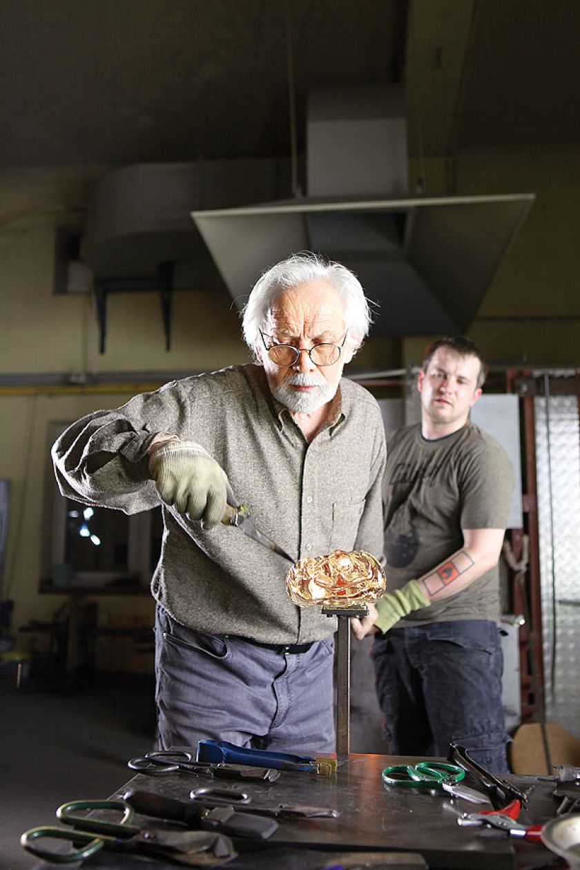 Stanisław Borowski przy pracy w hucie w Tomaszowie Bolesławieckim.