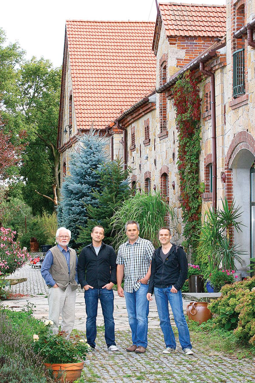 Stanisław Borowski z synami Wiktorem, Pawłem i Janem Satnisławem przed swoją hutą w Tomaszowie Bolesławieckim.