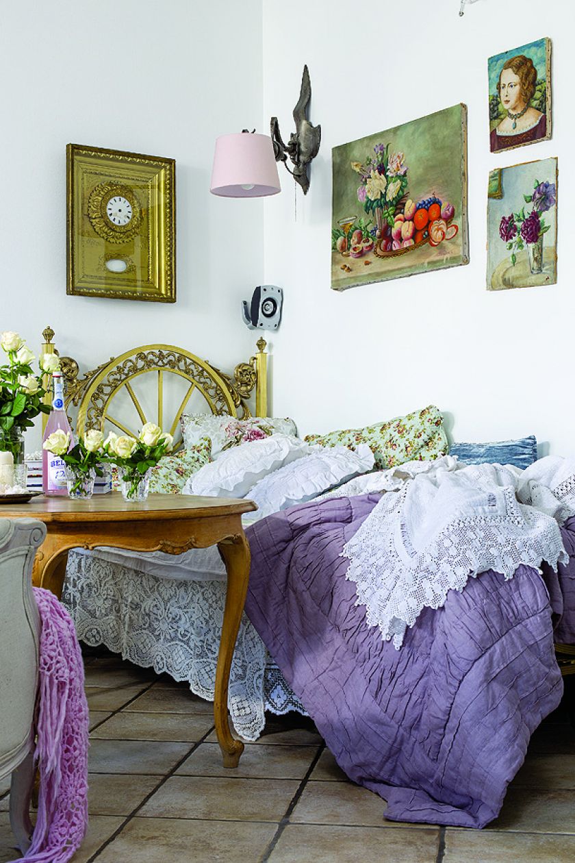 Stare łóżko z mosiądzu zastąpiło tradycyjną kanapę. I tak jak ona jest bardzo wygodne. Alicja znalazła je we Włoszech.