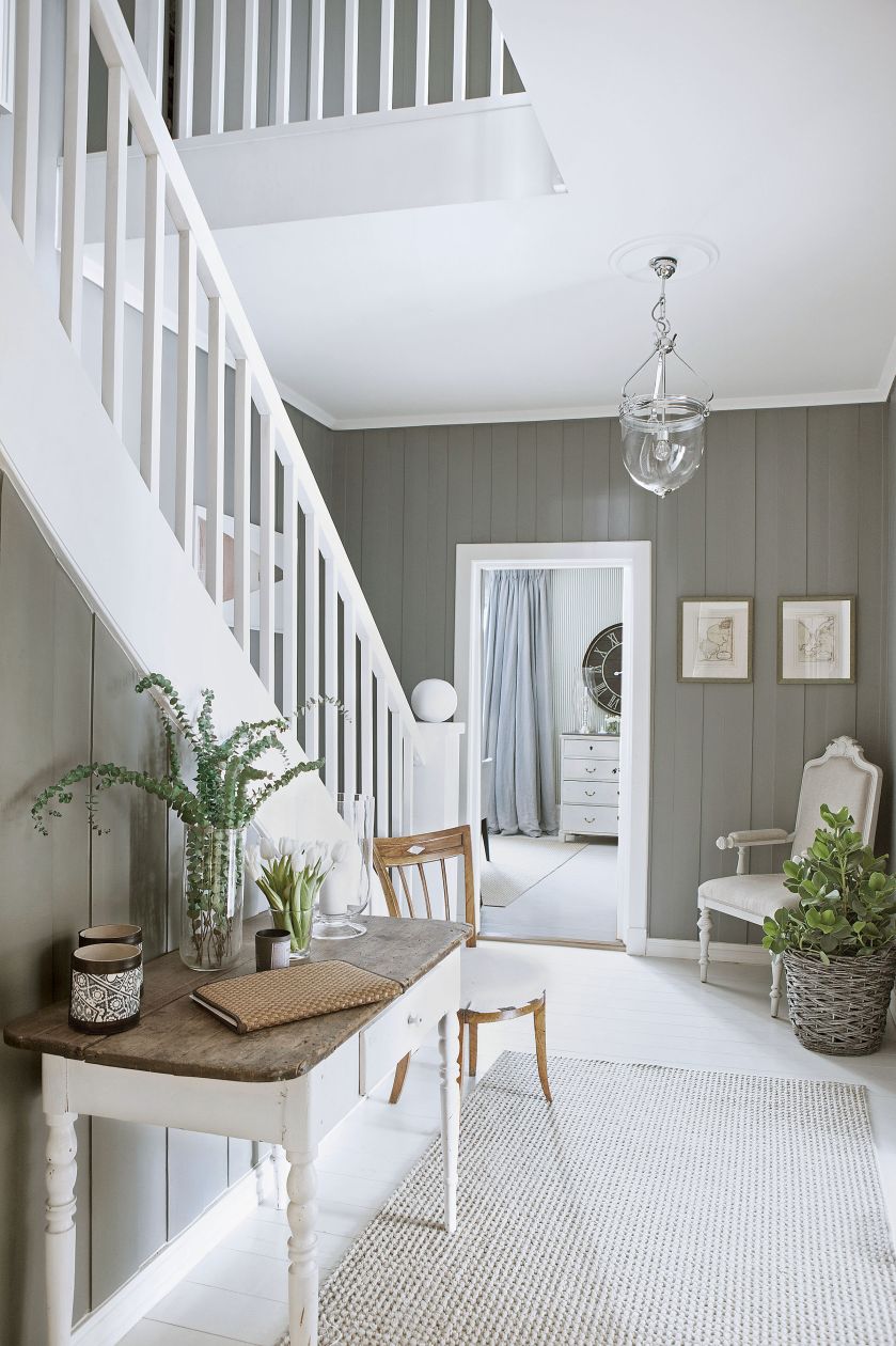 Stare schody dostały nową balustradę. Pod nimi stary stolik kupiony kiedyś na wyprzedaży.