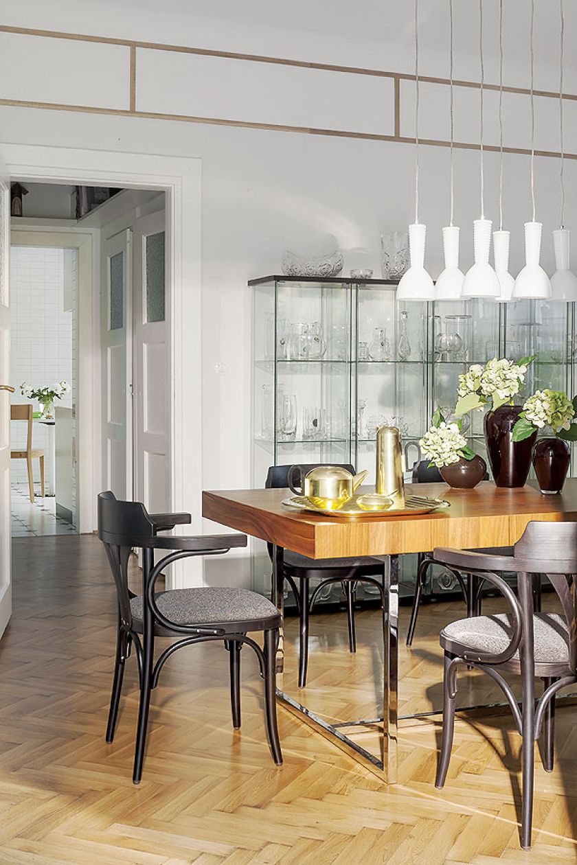 Stół w jadalni od włoskiej Calligaris.