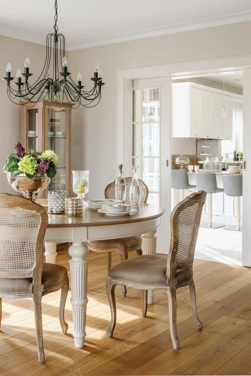 stół i krzesła do jadalni w stylu francuskim