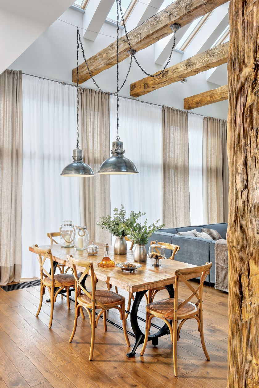 Stół z sękatych desek na żeliwnej podstawie ze sklepu Meble Niemieckie.