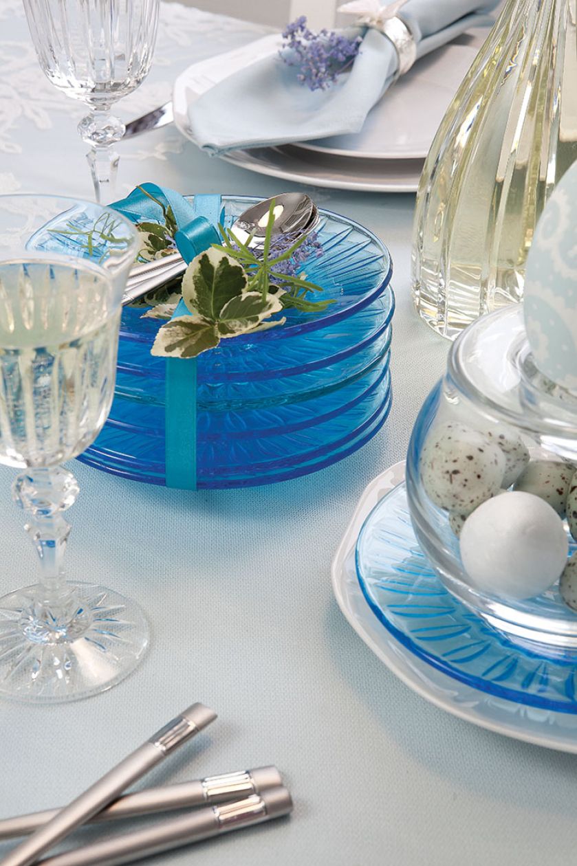 Biała porcelana przywołuje na myśl tradycję i świąteczny czas spędzany z bliskimi .