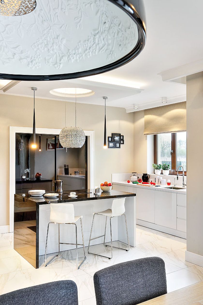 Kuchnia  z wyspą urządzona jest minimalistycznie i nowocześnie.