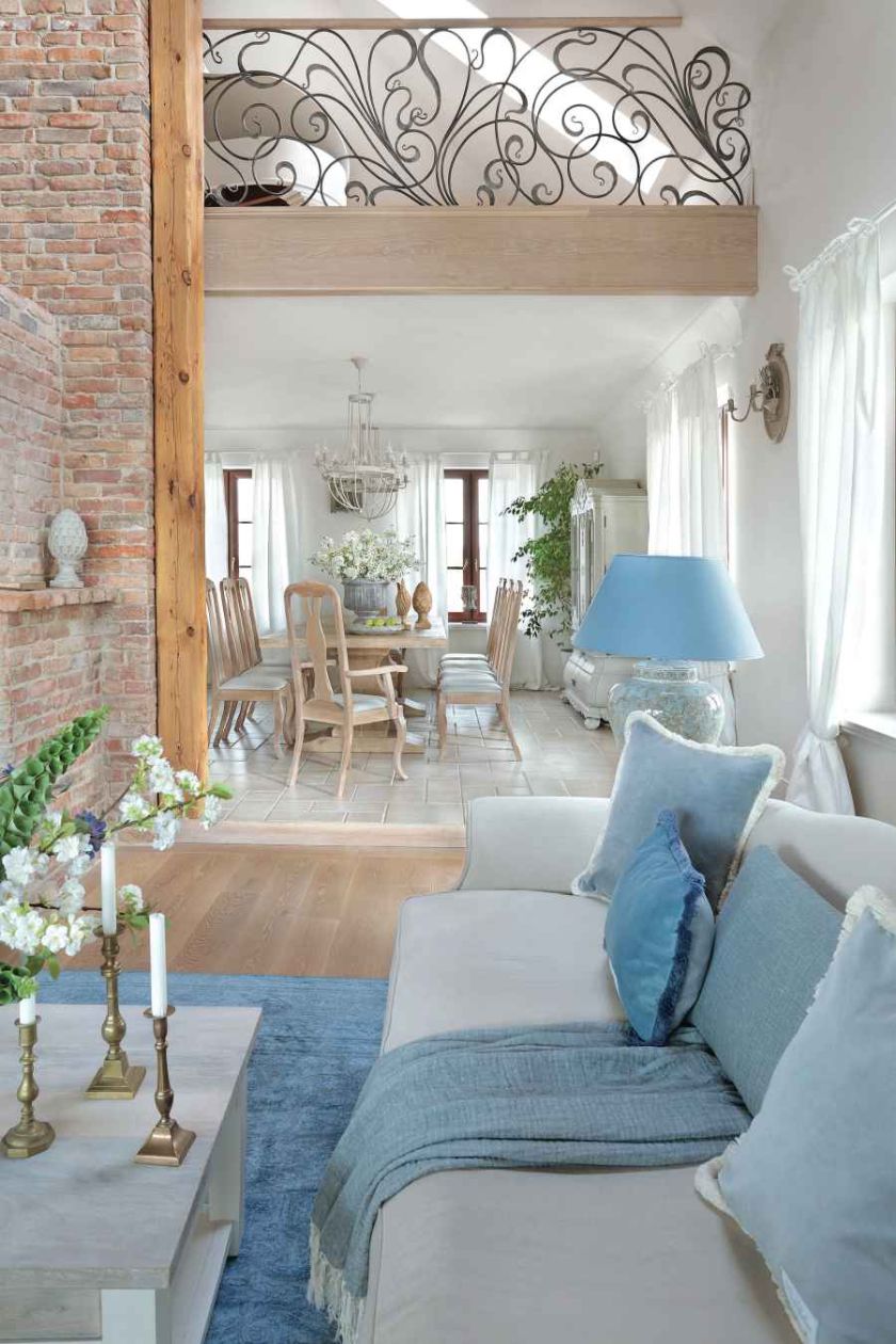 Projektantka Bożena Plota połączyła w tym domu skrajności: szorstki styl loftowy z francuską klasyką