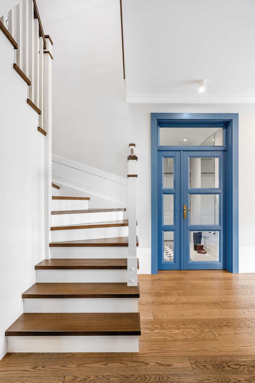 FUTRYNA POMALOWANA NA NIEBIESKO – ULUBIONY KOLOR KAROLINY, który POWTARZA SIę W CAŁYM DOMU.