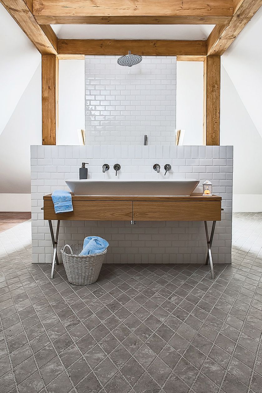 Styl skandynawski: biele błękity i szarości na tle drewnianej ściany. W domu pomieszano wiele stylów