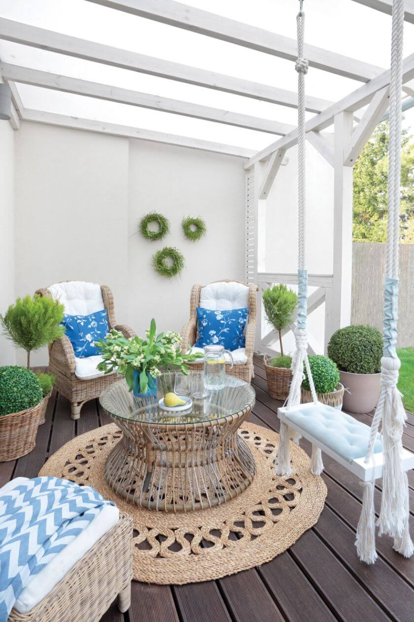 taras z niebieskimi dodatkami