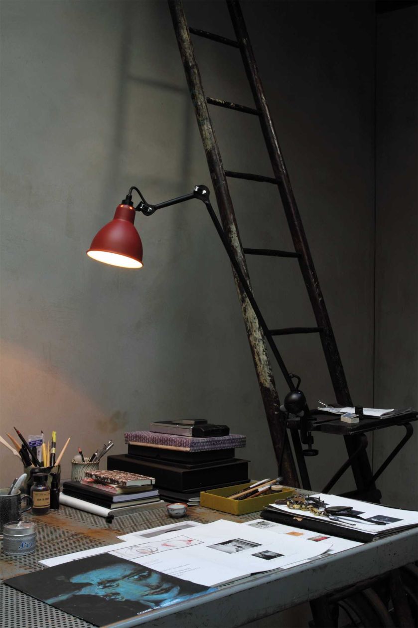 Surowe lampy, które zostały zaprojektowane z myślą o przestrzeniach biurowych i fabrycznych, zauroczyły samą Coco Chanel.