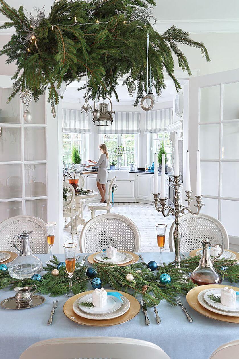 Świąteczne dekoracje stołu. Rodzina czeka pierwszej gwiazdki