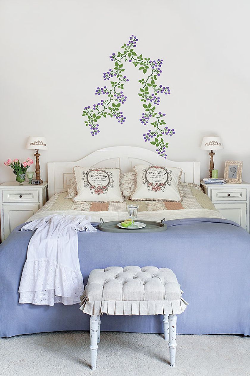 Sypialnia od razu zamienia się w owocowy letni sad. Wystarczy niewielka kompozycja malowanych jeżyn.