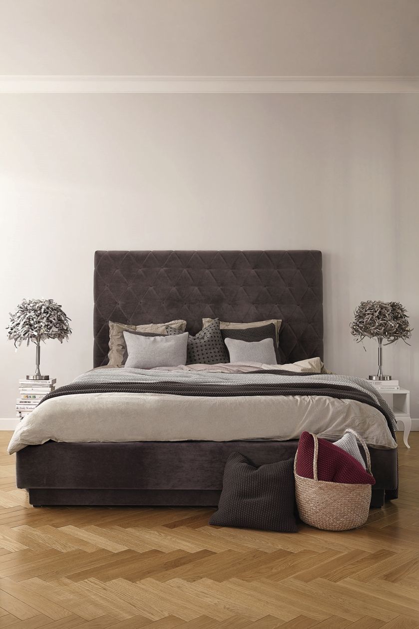 Poduszki i pledy są ze sklepów NAP i Scandinavian Living.