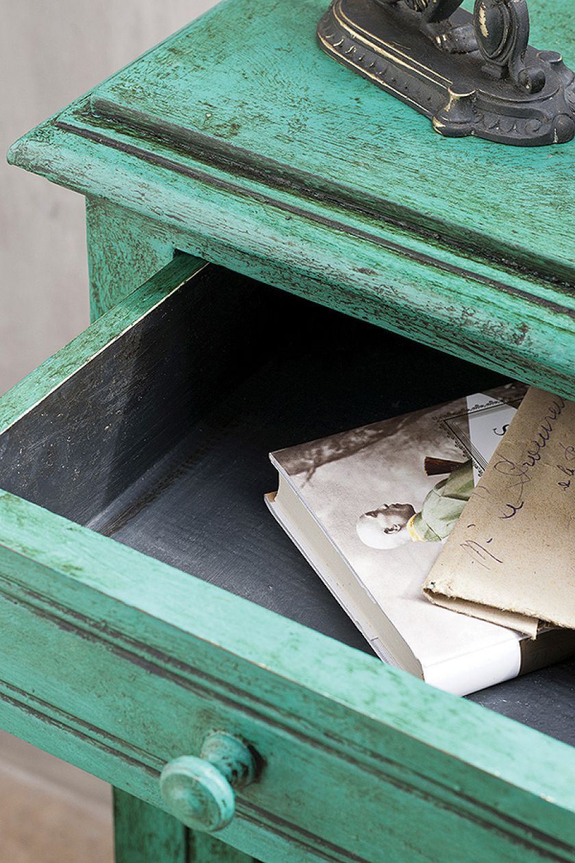 Szafka pomalowana na kolor Florence i Graphite farbą Chalk Paint (145 zł/l), woskowana (45 zł/0,5 l), Annie sloan