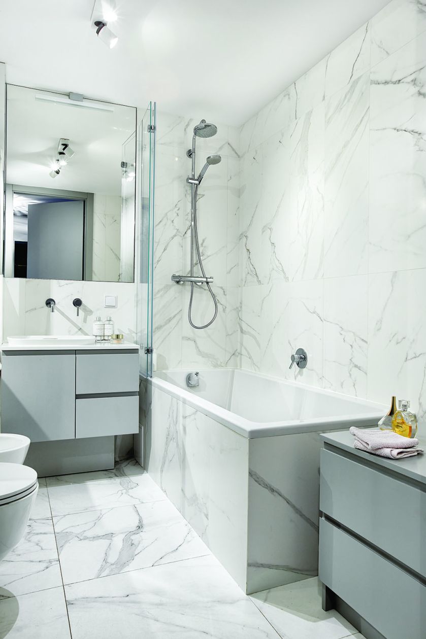 W tym mieszkaniu królują szare wnętrza, a klasyka spotyka się z nowoczesnością.