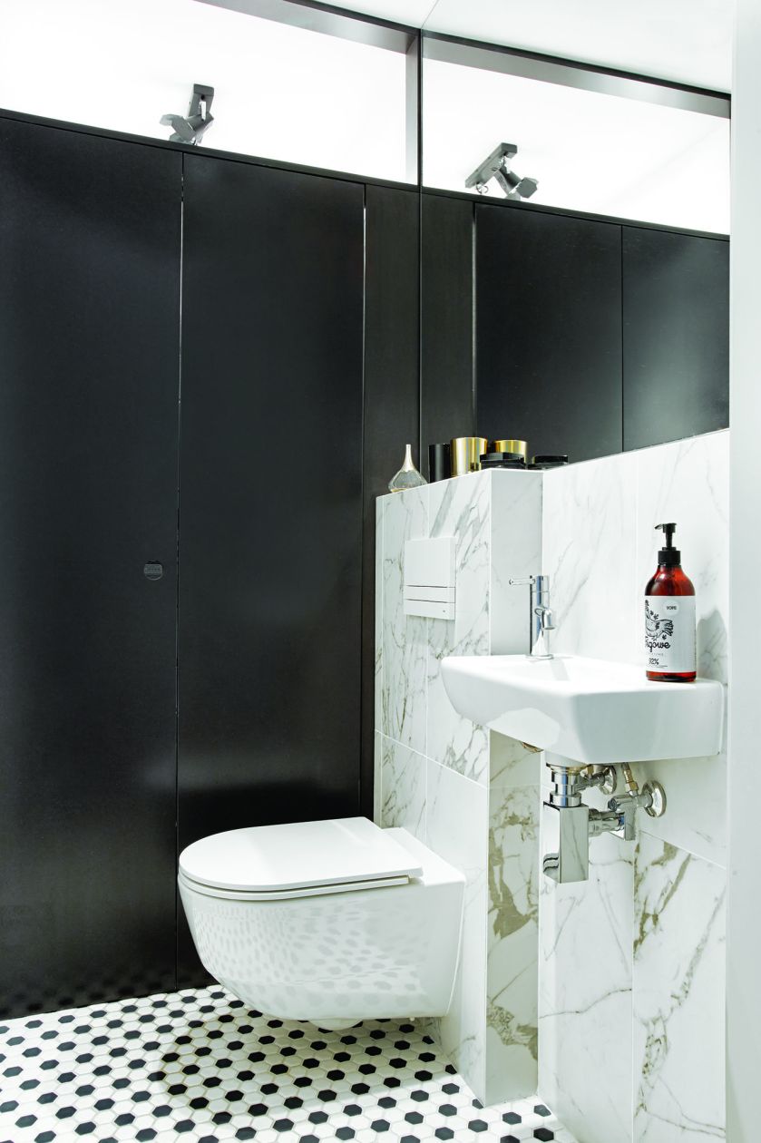 W tym mieszkaniu królują szare wnętrza, a klasyka spotyka się z nowoczesnością.