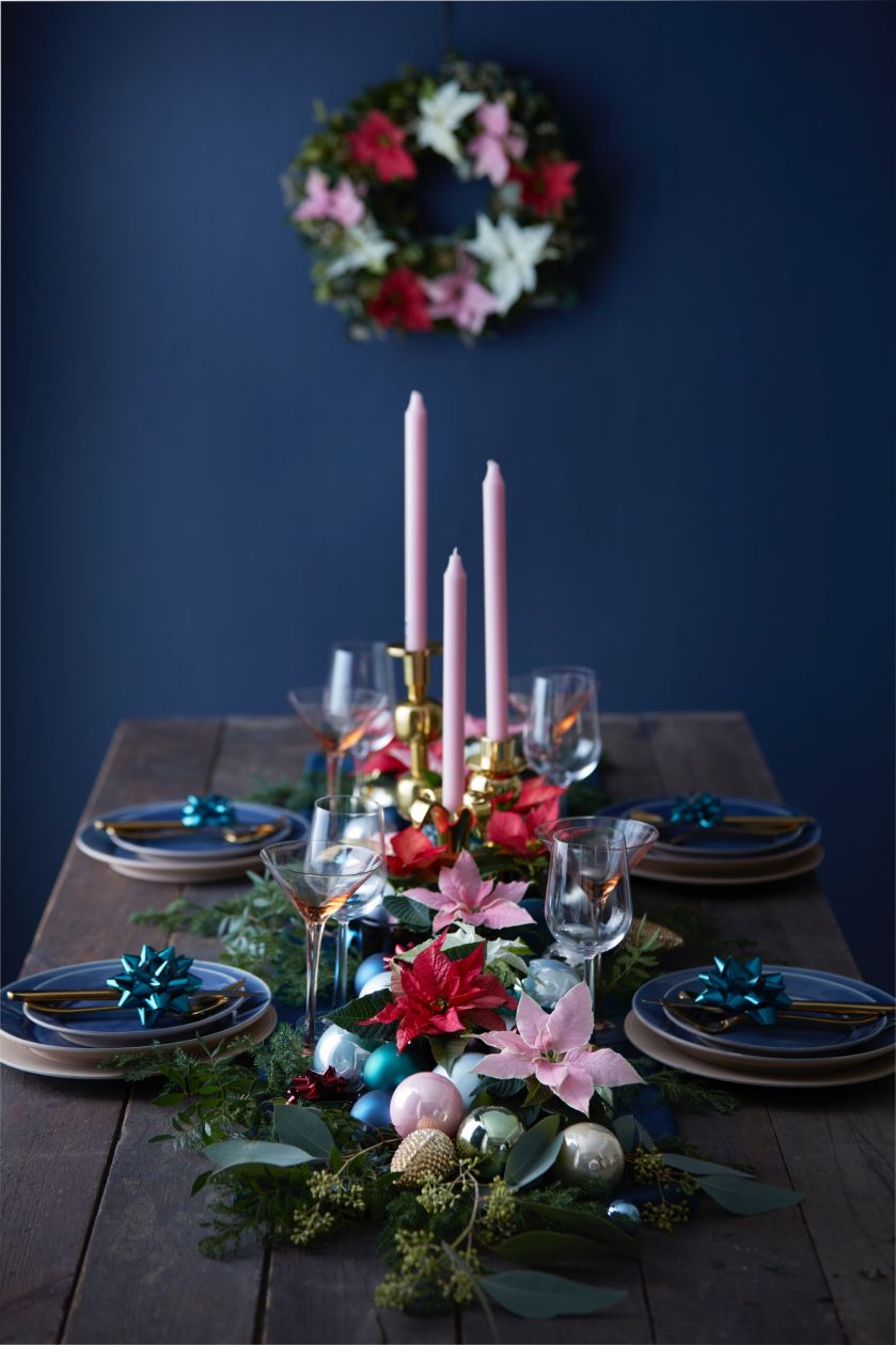 Ta dekoracja świątecznego stołu z pewnością zaskoczy gości. Zieleń na środku stołu w połączeniu ze