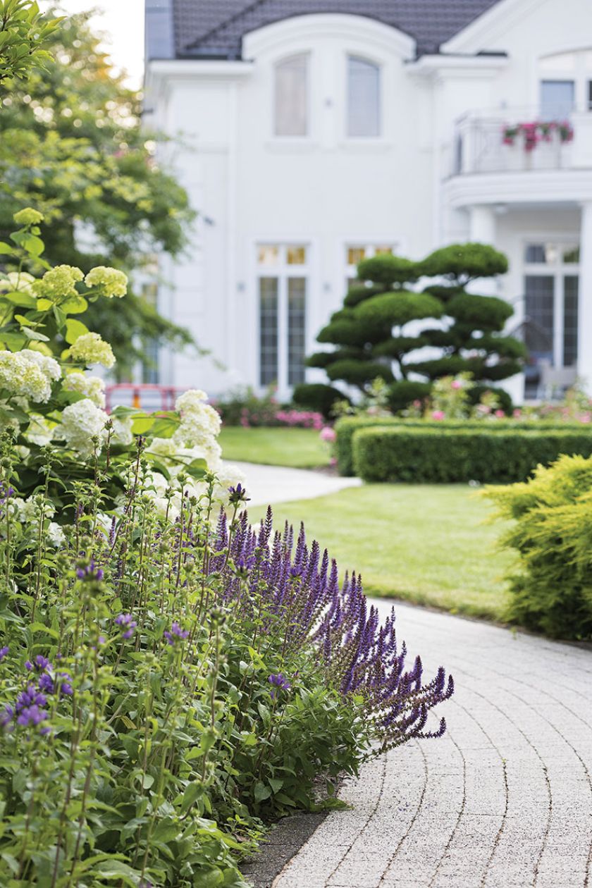 Ta odmiana pasowała tu idealnie – opowiadają. Zanim w czerwcu rozpocznie się różany spektakl, rabaty
