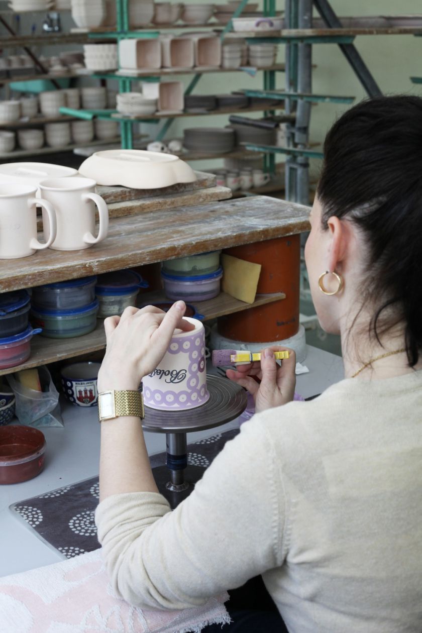 Tak powstają wzory na ceramice bolesławca