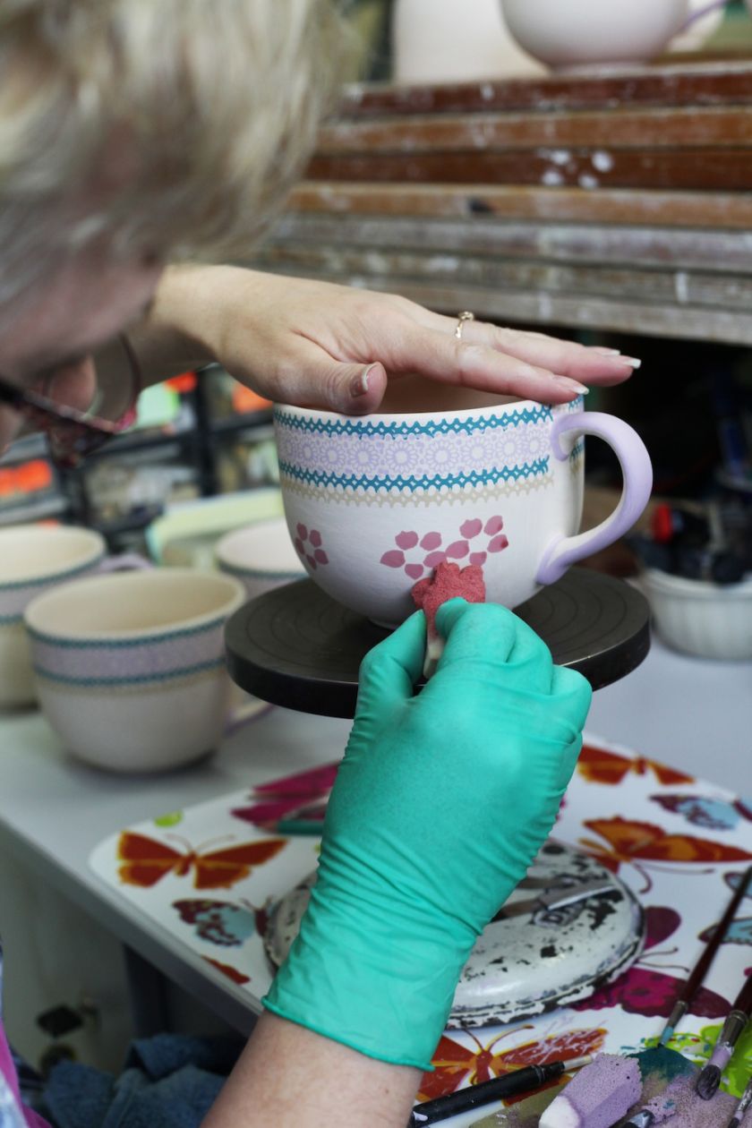 Tak powstają wzory na ceramice bolesławca
