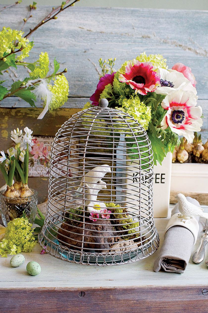 Taka dekoracja może stanąć także na świątecznym stole - np. wielkanocnym, a gdy wypełnimy klatkę bombkami - na stole