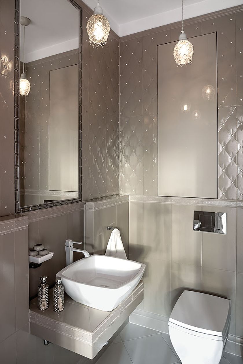 Ten apartament to Versace z przymrużeniem oka. Przez okna wpada mnóstwo światła, które pięknie odbija się w marmurach. Styl