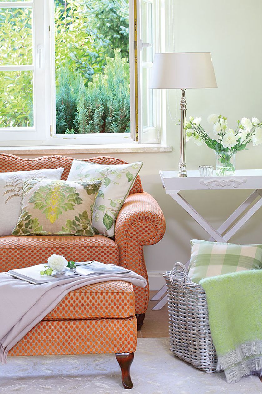 Tkaniny na zasłony oraz tapetę gospodyni wybrała z delikatnej kolekcji Colefax Snow Tree.