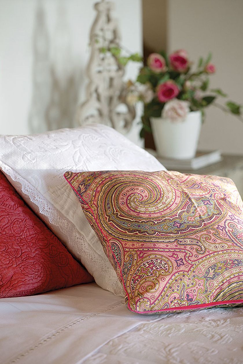 Tkaniny w stylu rustykalnym. Rustykalny dom wśród chlebowych drzew