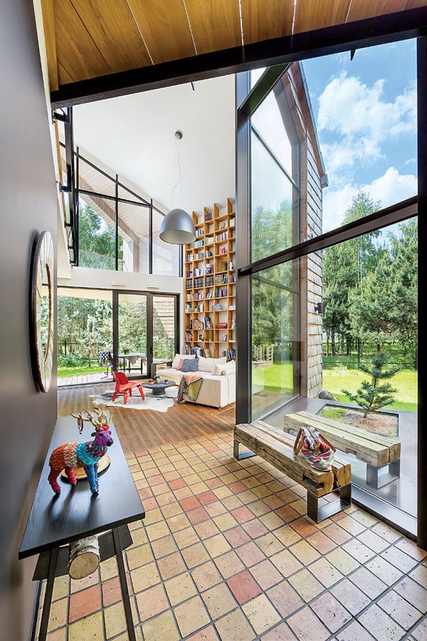 To, co w środku, miało wynikać z mazowieckiej tradycji, zachowano więc symboliczny podział na izbę