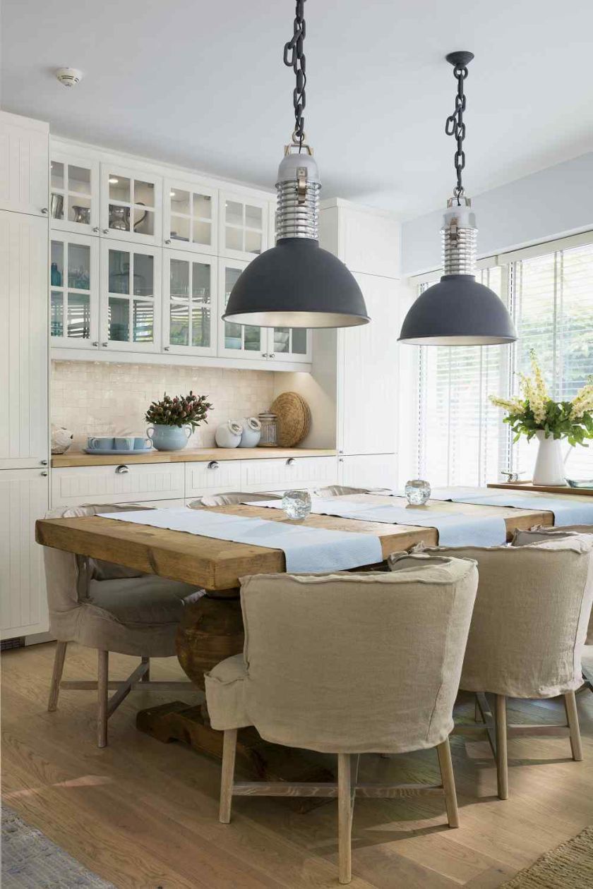 biała kuchnia z drewnem