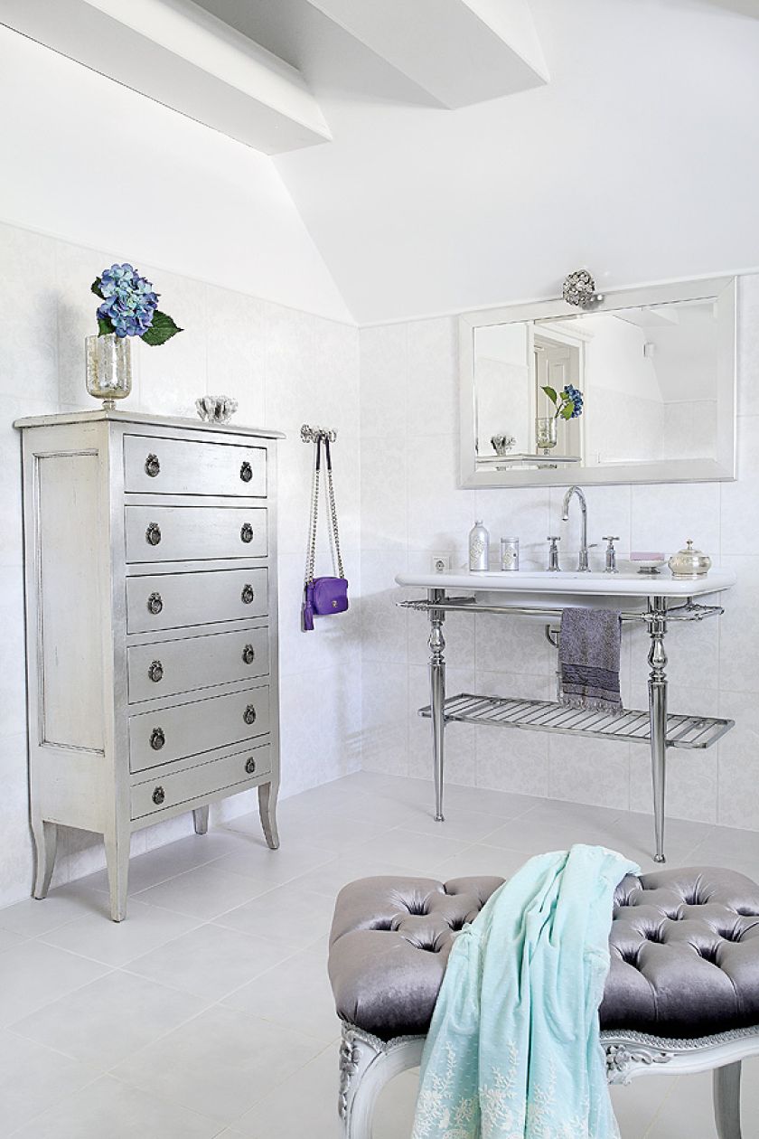 To prawdziwy salon kąpielowy z komodą, narożnikiem, pikowanym stołkiem i imponującym pomocnikiem na toaletowe drobiazgi.