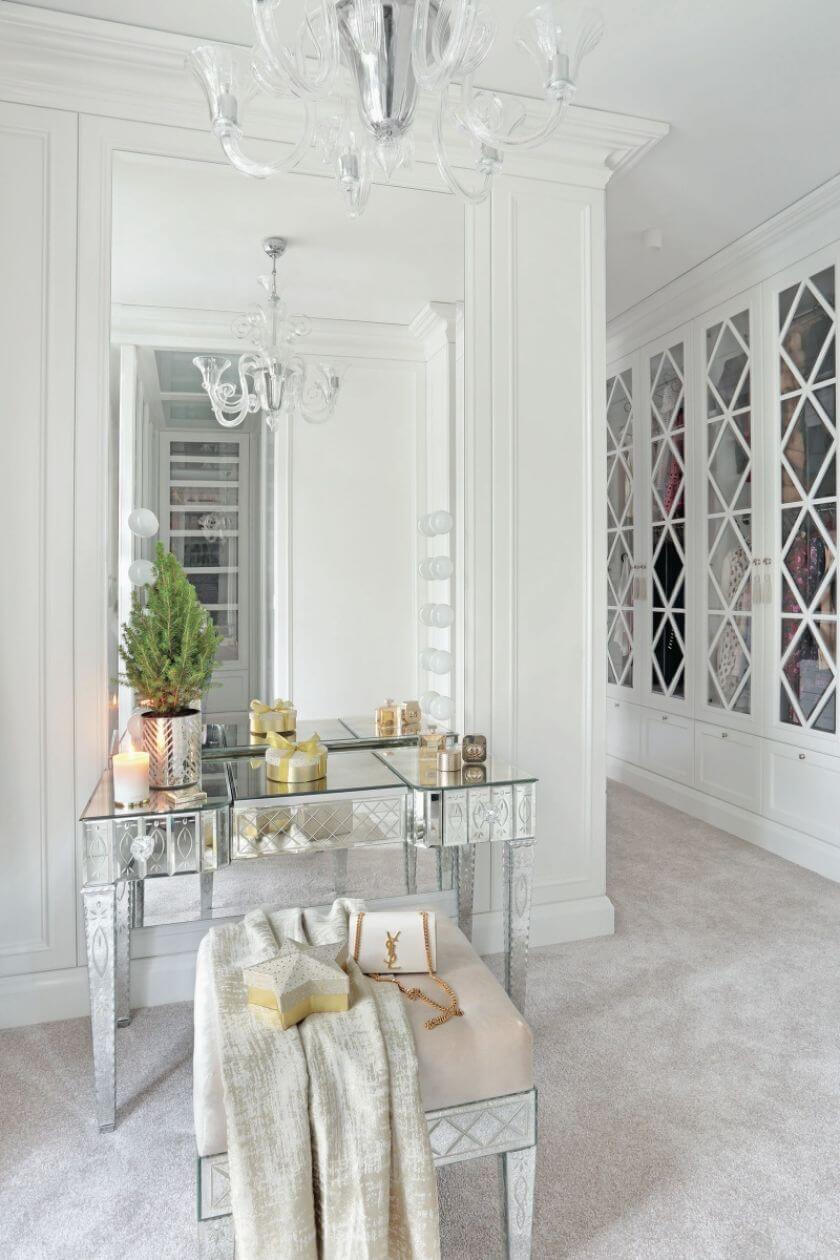 Toaletka z lustrzanego szkła marki Arte Veneziana. Topowe miejsce w garderobie zajmują ubrania polskiej kreatorki