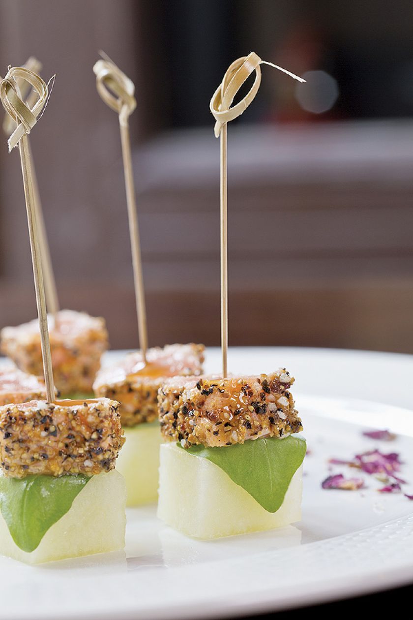 Tuńczyk z sezamem na gruszce. Szybkie przekąski na letnie przyjęcie