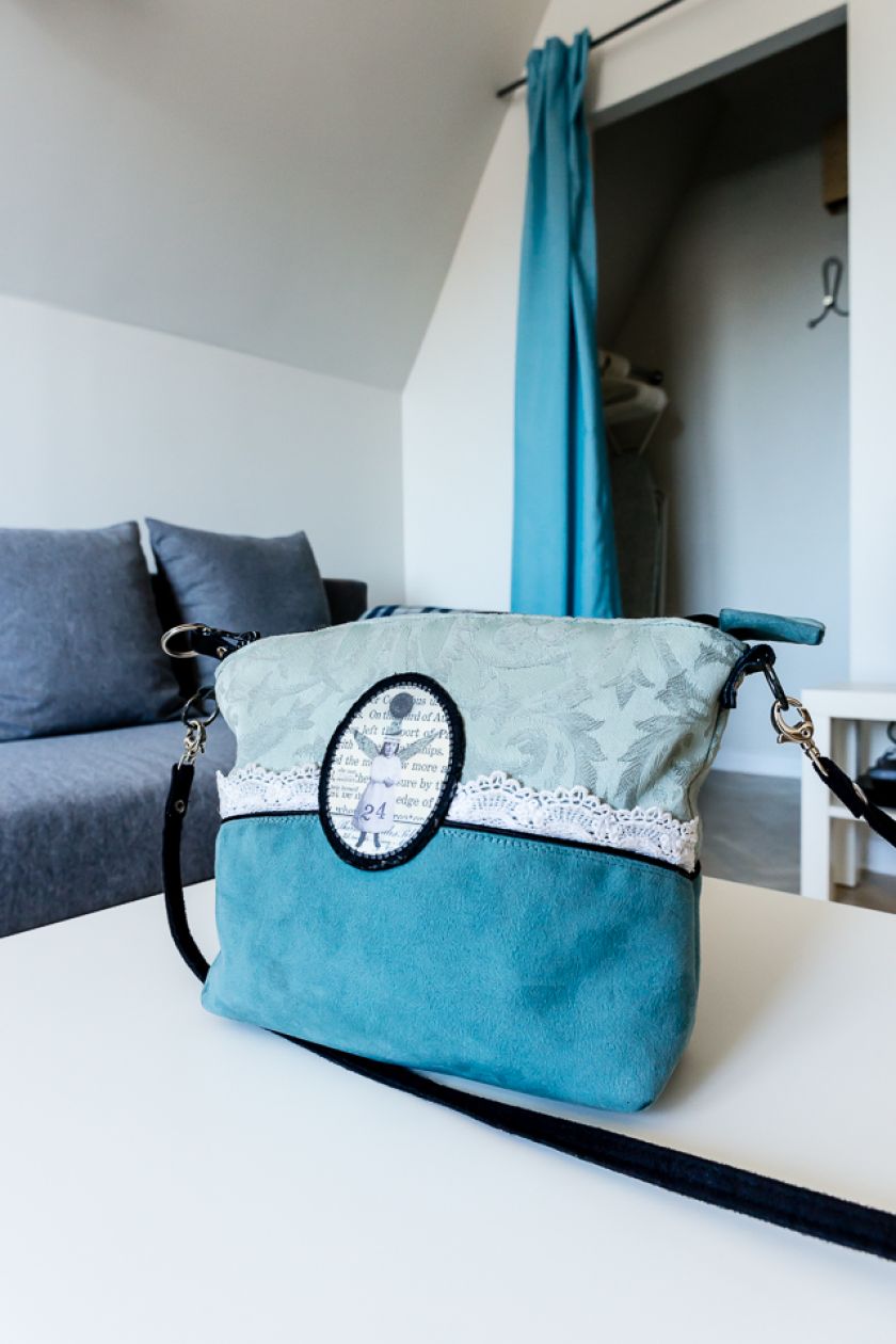 Turkusowe dodatki nadają marynistyczny charakter.