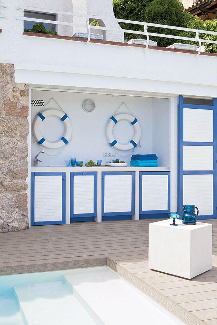 Udekorowana jest kołami ratunkowymi.