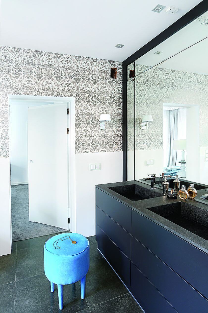 Urządziły ją płytki z falistym wzorem i umywalka ze szczotkowanego granitu Indian Black Dark. Tapeta z Magic Home.