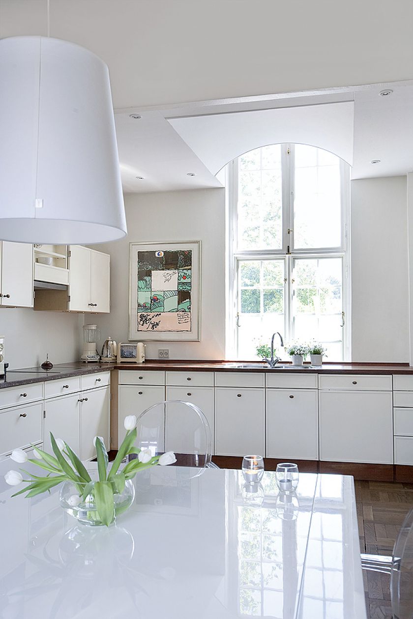 Urządzona na biało. Pałacowe wnętrze po skandynawsku