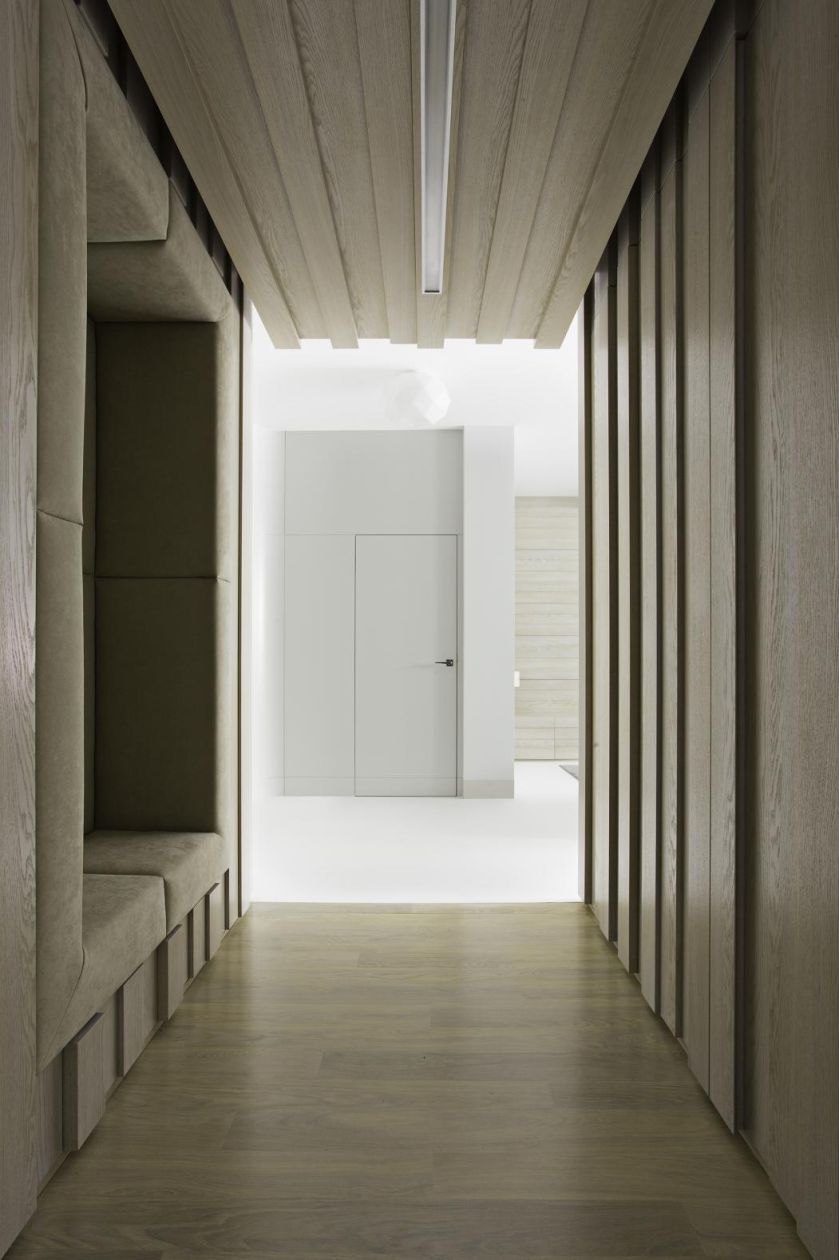 W całości wykończony został matowym drewnem o subtelnym rysunku. Specjaliści marki Wirchomski wykonali na ścianach