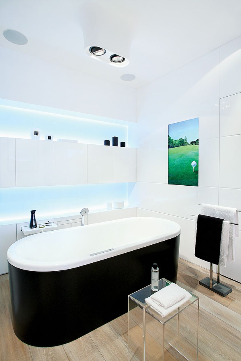 W całym apartamencie położono dębową podłogę, w łazience na ścianach pojawił się marmur. Do tego