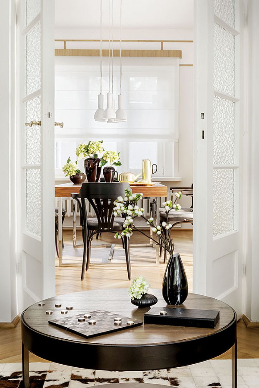 W domu są dwa wejścia: paradne i służbowe oraz duża wygodna kuchnia.