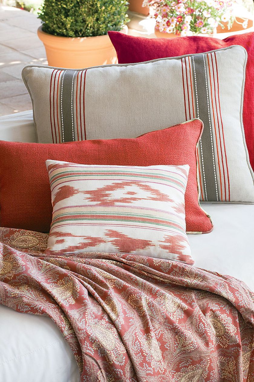 Rustykalny dom wśród chlebowych drzew