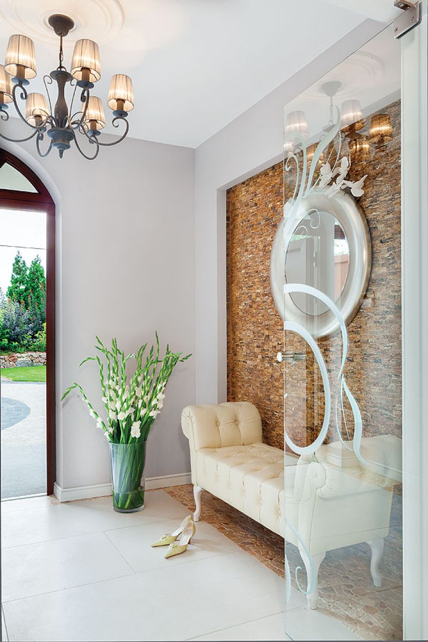 W holu jedna ściana jest zrobiona z surowej cegły.