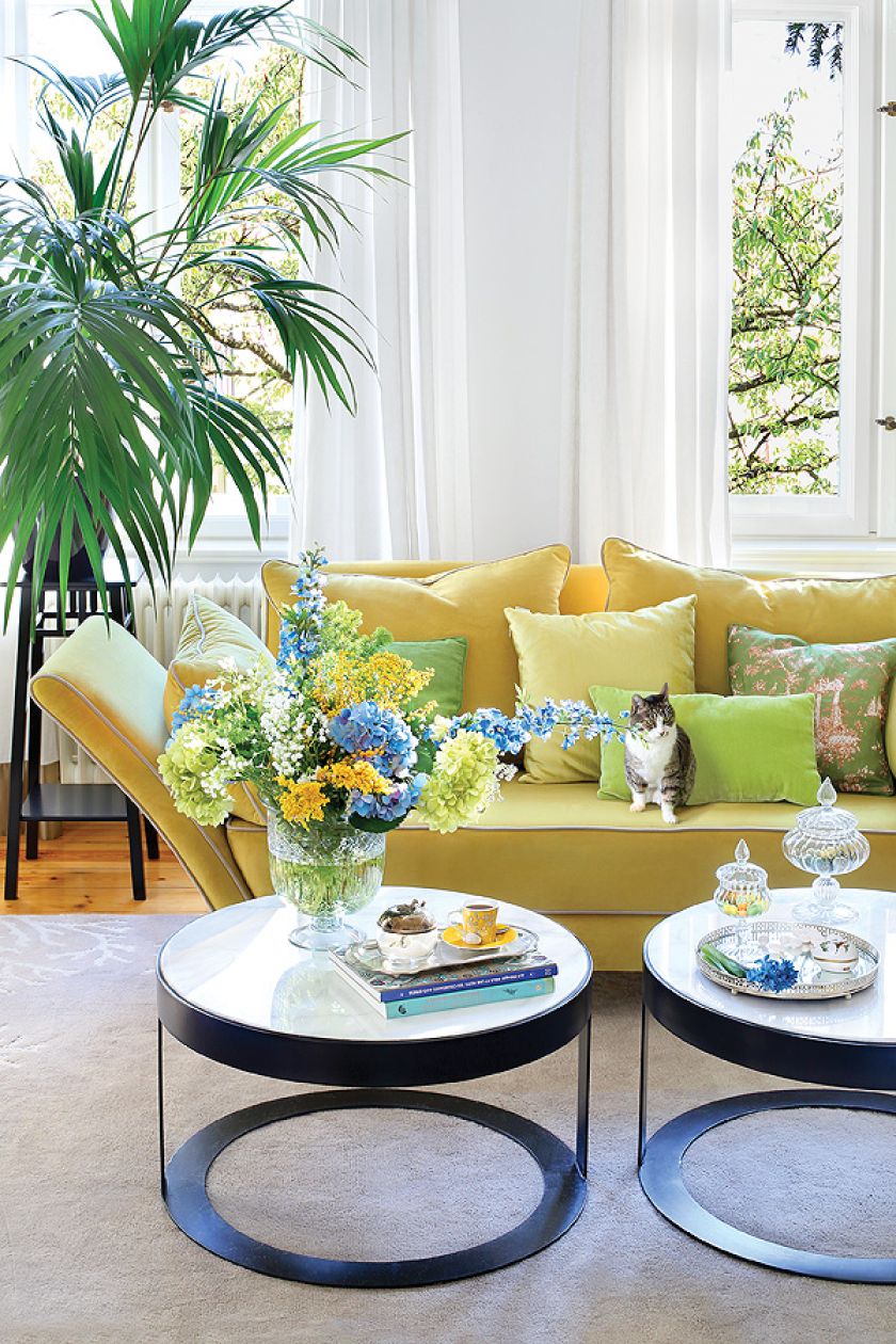 żółta sofa w salonie